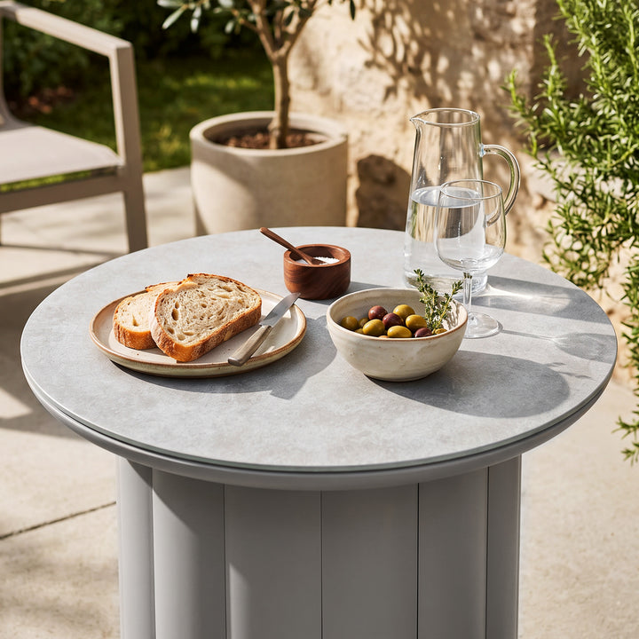 Aluminum 19.7" Round Outdoor Side Table with Tempered Glass Tabletop
